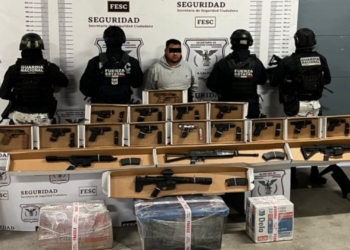 Autoridades decomisan 20 armas y fuerte cantidad de drogas tras denuncia