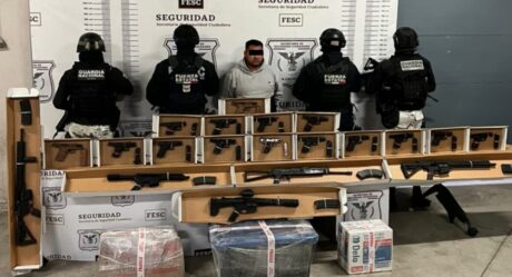 Autoridades decomisan 20 armas y fuerte cantidad de drogas tras denuncia