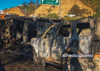 Aparatosa volcadura provoca el incendio de dos autos