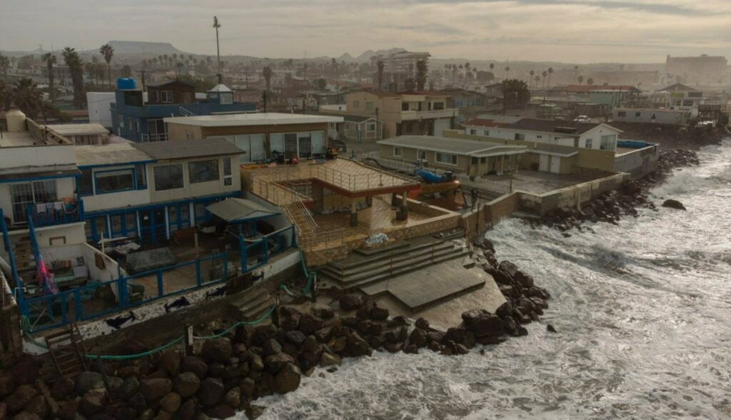 Continúa fuerte oleaje en Rosarito