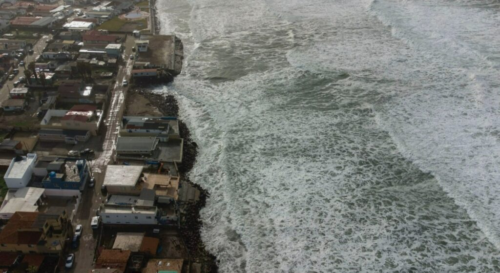 Continúa fuerte oleaje en Rosarito