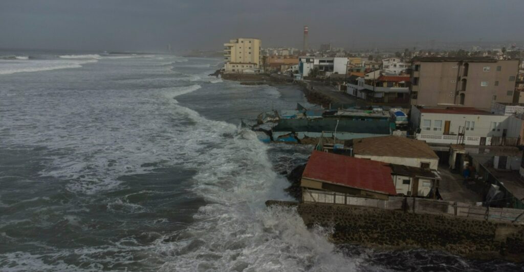 Continúa fuerte oleaje en Rosarito