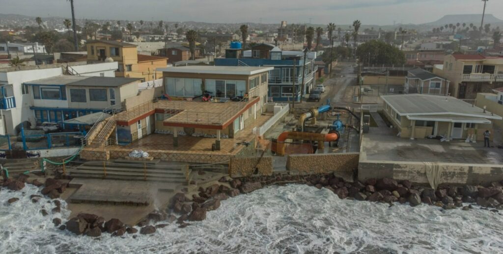 Continúa fuerte oleaje en Rosarito