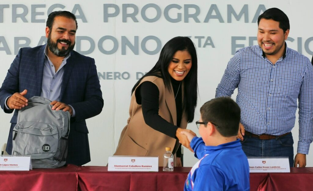 Montserrat-Caballero-beneficia-estudiantes-mochilas-este-regreso-clases