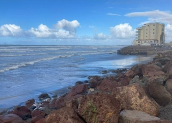 Protección Civil exhorta a evitar actividades en la playa por alta marejada