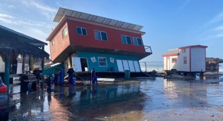 Oleaje alto provoca colapso de una vivienda en Rosarito