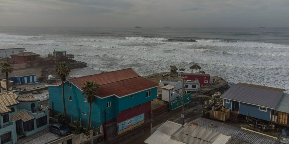 Continúa fuerte oleaje en Rosarito