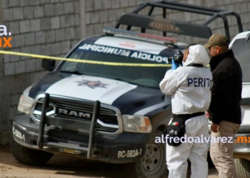 Sujetos en moto hincan a un hombre y lo asesinan frente a su casa