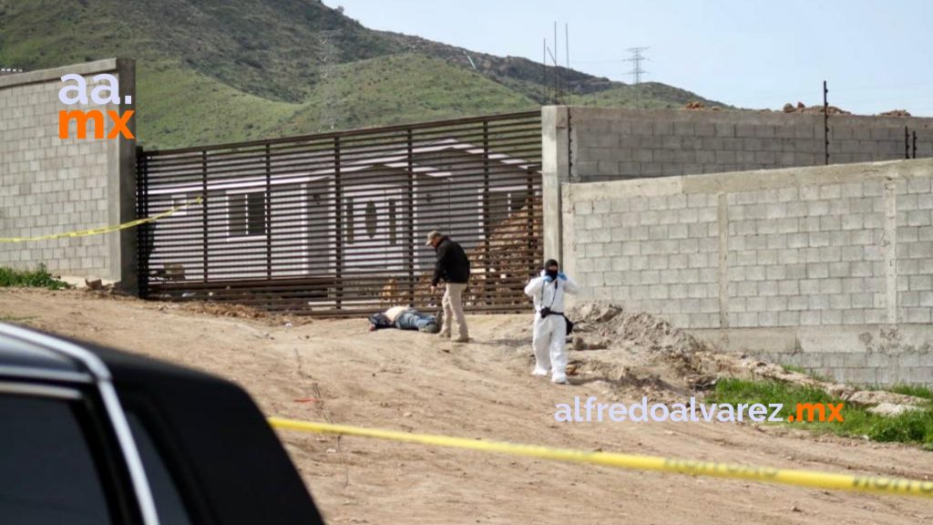 Sujetos en moto hincan a un hombre y lo asesinan frente a su casa