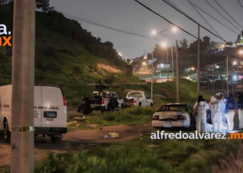 Calcinan a dos personas dentro de un auto