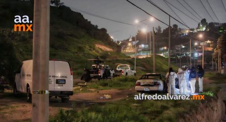 Calcinan a dos personas dentro de un auto