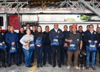 Bomberos de Tijuana reciben Kits de RCP para mascotas