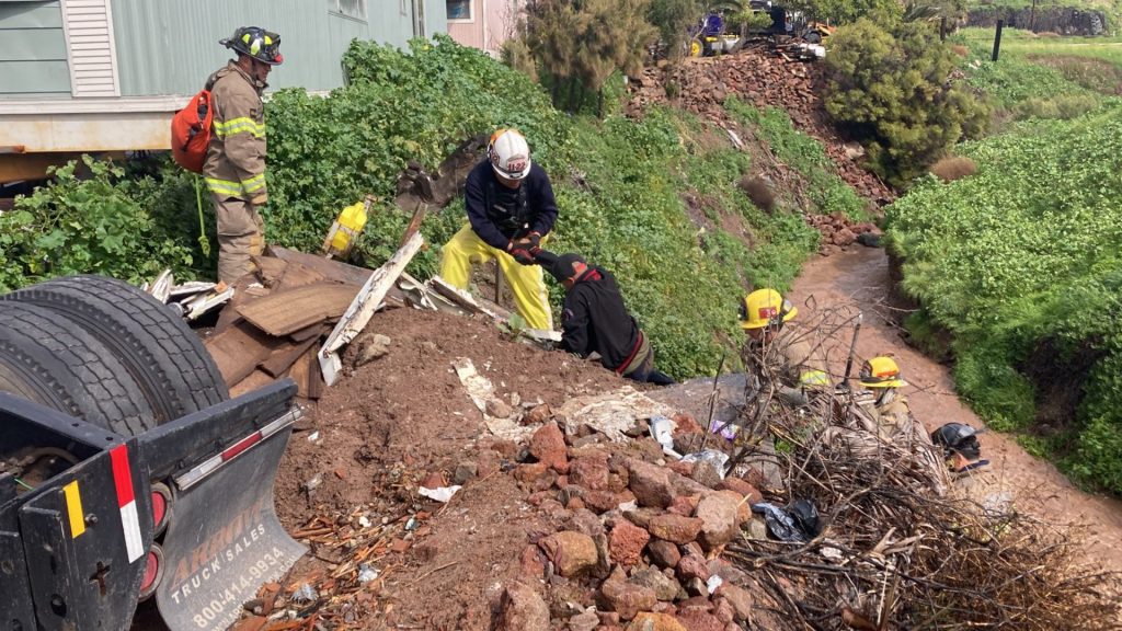 Bomberos-Rosarito-rescata-dos-personas-cauce-Arroyo