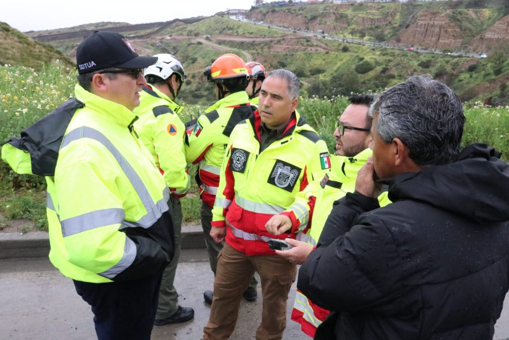 Protección Civil BC colabora en atención a derrumbe en acceso a Playas de Tijuana