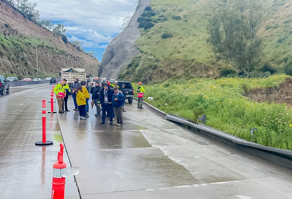 Protección Civil BC colabora en atención a derrumbe en acceso a Playas de Tijuana