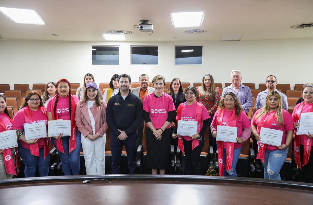 Marina-Pilar-recibe-primeras-egresadas-Mujeres-volante