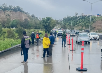 Protección Civil BC colabora en atención a derrumbe en acceso a Playas de Tijuana