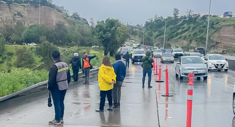 Protección Civil BC colabora en atención a derrumbe en acceso a Playas de Tijuana