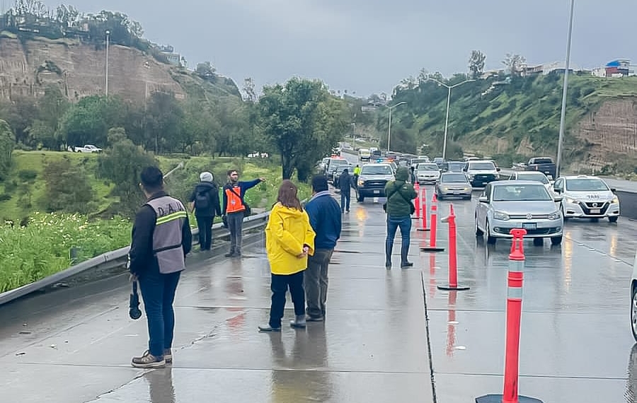 Protección Civil BC colabora en atención a derrumbe en acceso a Playas de Tijuana