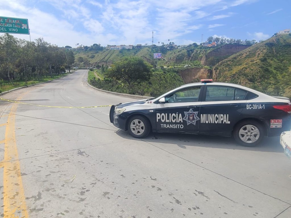 Protección Civil BC colabora en atención a derrumbe en acceso a Playas de Tijuana