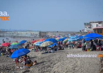 Ciudadanos asisten a la Playa pese al cierre preventivo