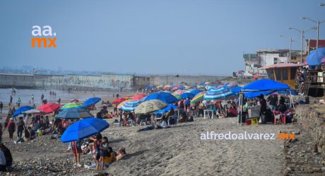 Ciudadanos asisten a la Playa pese al cierre preventivo