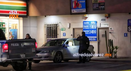 Abren fuego contra dos hombres en una gasolinera