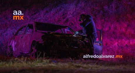 Queman taxi libre con una persona al interior