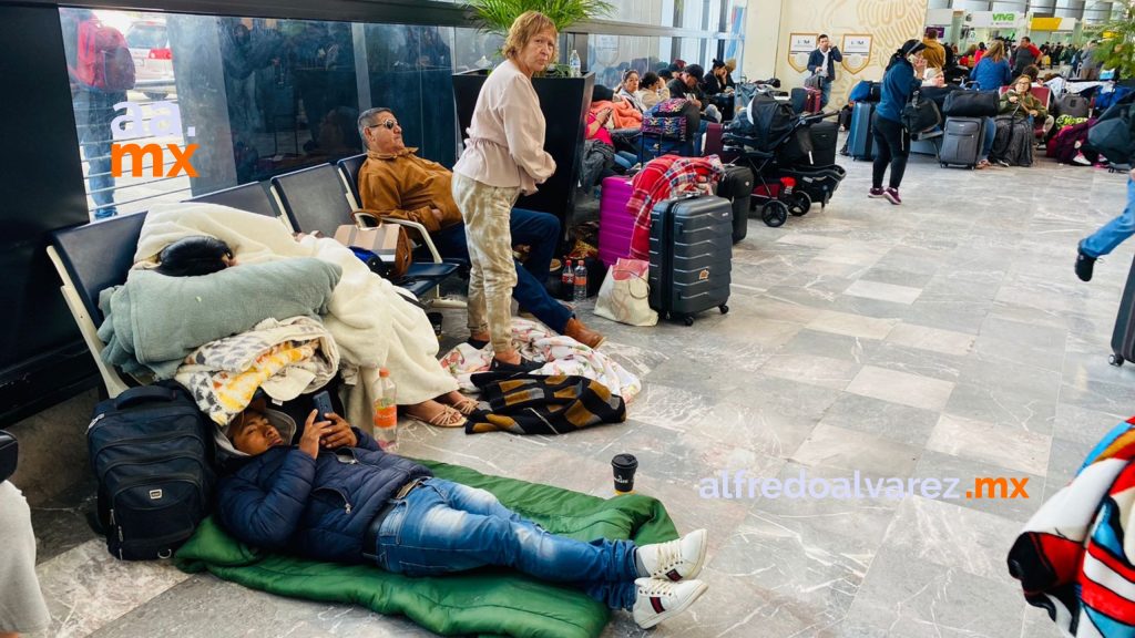 Decenas-pasajeros-quedaron-varados-Aeropuerto-Tijuana