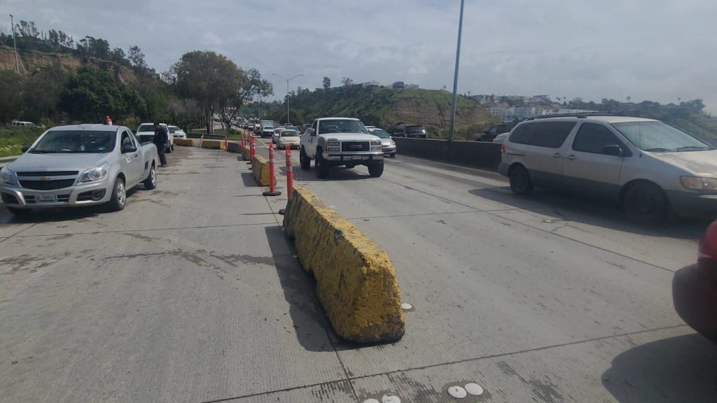 Protección Civil BC colabora en atención a derrumbe en acceso a Playas de Tijuana