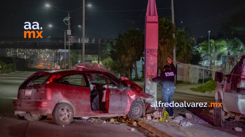 Hombre muere al circular a exceso de velocidad y chocar con un poste