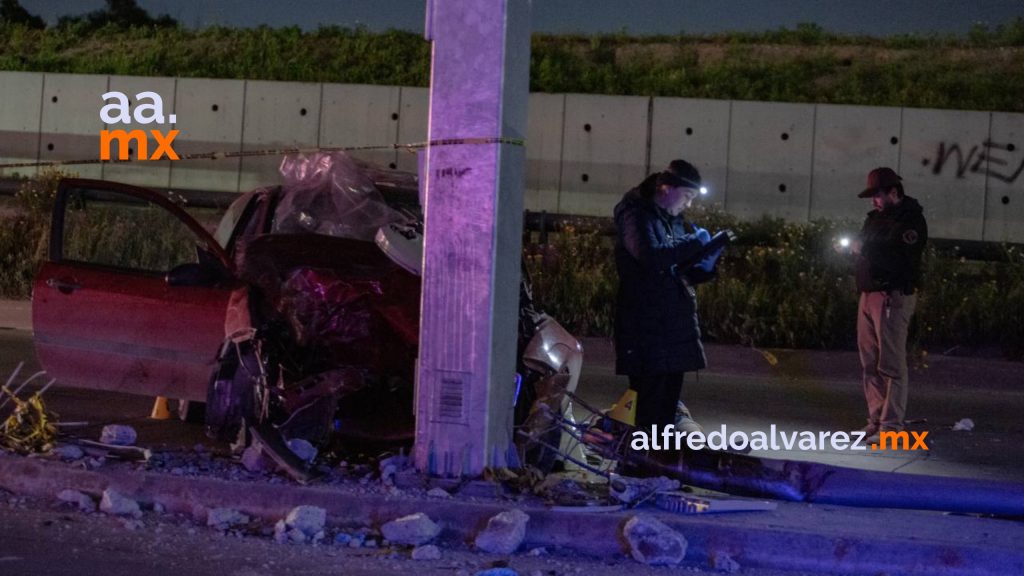 Hombre muere al circular a exceso de velocidad y chocar con un poste