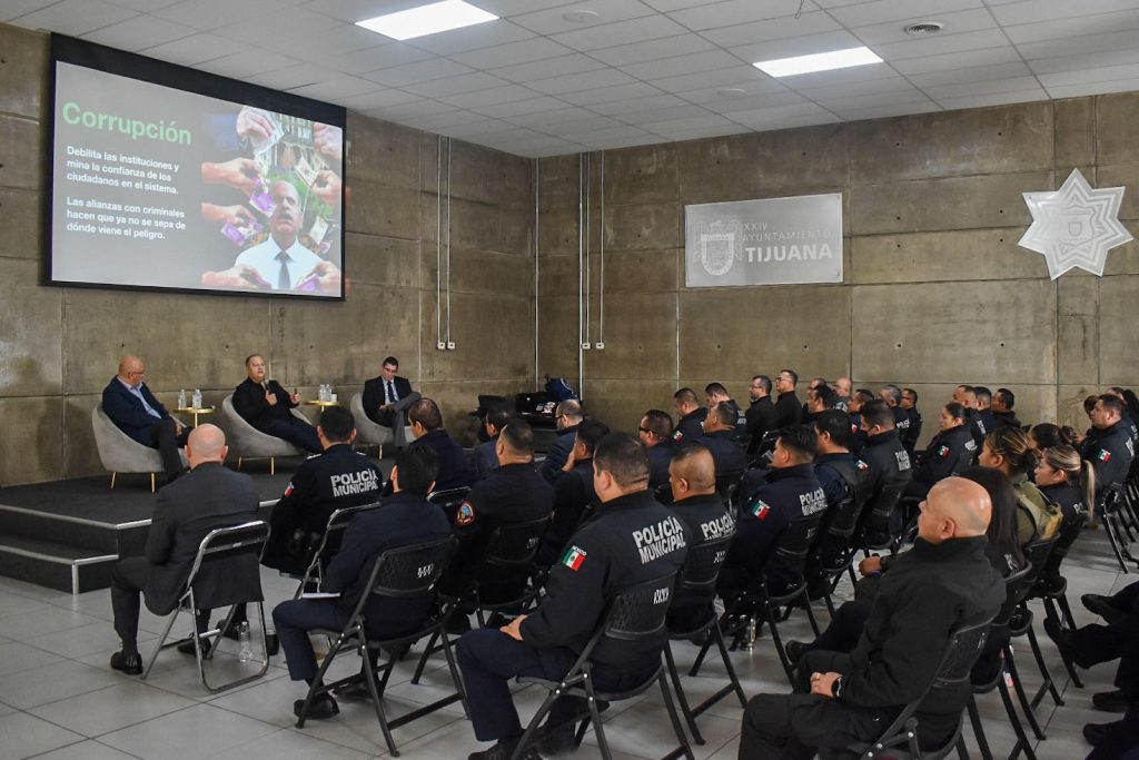 Hijo-Pablo-Escobar-sostiene-charla-Policias-Tijuana