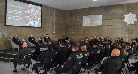 Hijo de Pablo Escobar sostiene charla con Policías de Tijuana