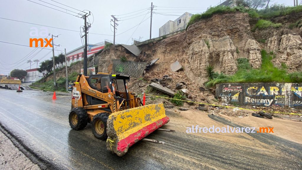 Lluvias provocan derrumbe sobre el Libramiento Rosas Magallón