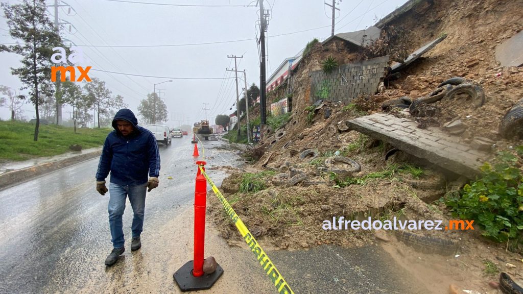 Lluvias provocan derrumbe sobre el Libramiento Rosas Magallón