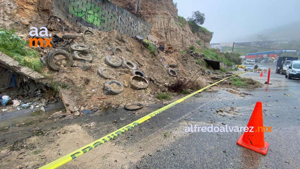 Lluvias provocan derrumbe sobre el Libramiento Rosas Magallón