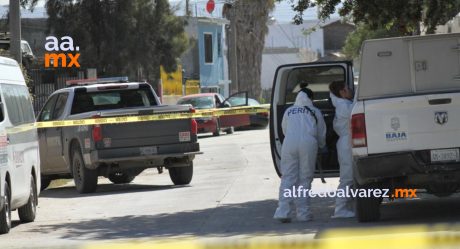 Estrangulan a mujer, la sacan de su casa y la dejan en la banqueta