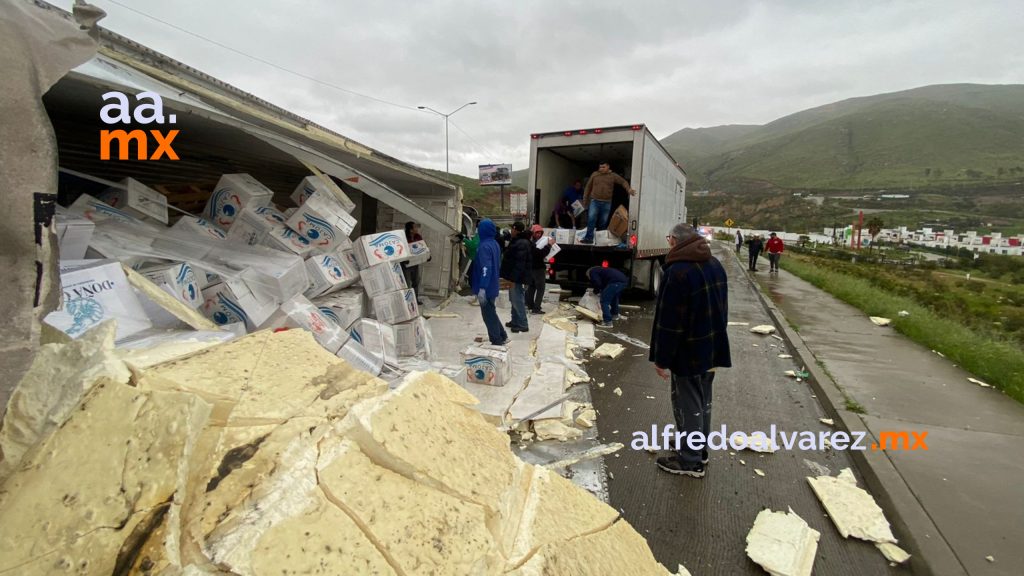 Tractocamion-vuelca-bulevar-2000