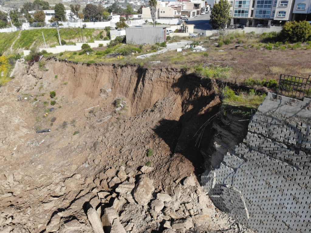 Evacúan 22 viviendas por el colapso de un muro de contención