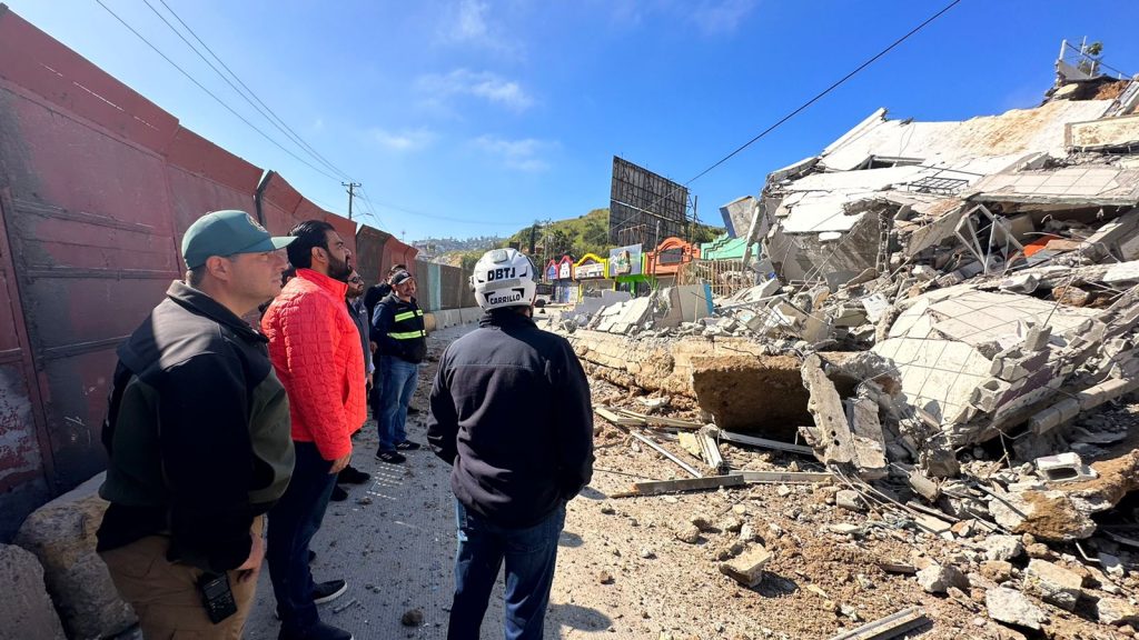 Ayuntamiento de Tijuana trabaja en limpieza del colapso para reabrir el bulevar Cuauhtémoc Sur