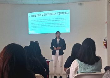Immujer imparte plática sobre violencia vicaria