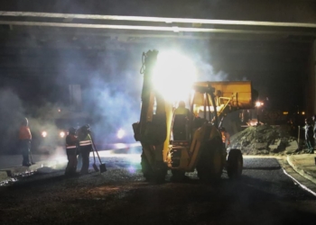 Ayuntamiento realiza bacheo nocturno en La Presa Este