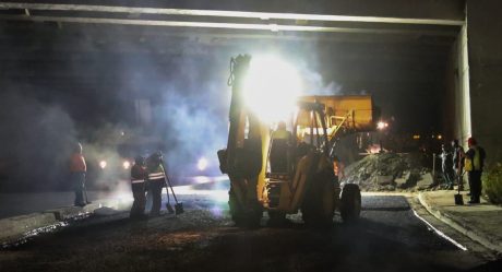 Ayuntamiento realiza bacheo nocturno en La Presa Este