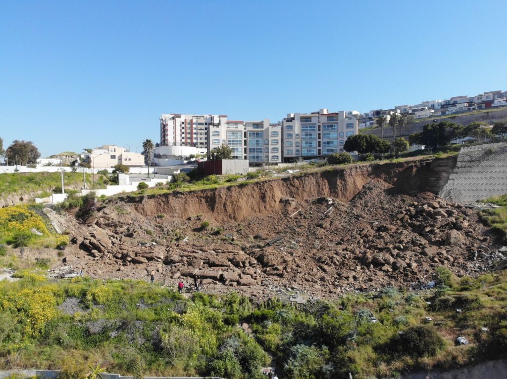 Evacuan-22-viviendas-colapso-un-muro-contencion