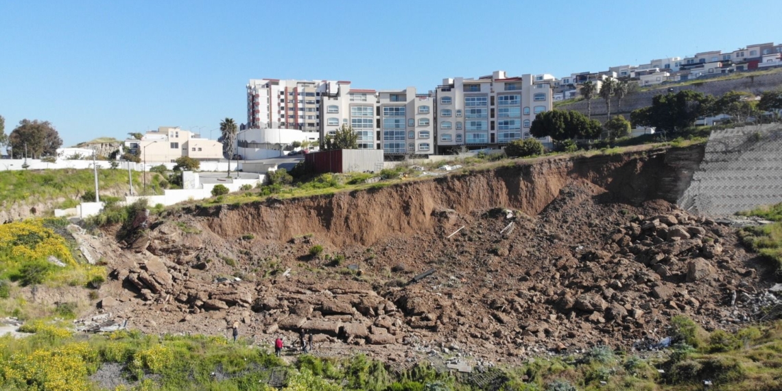 Evacúan 22 viviendas por el colapso de un muro de contención