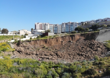 Evacúan 22 viviendas por el colapso de un muro de contención