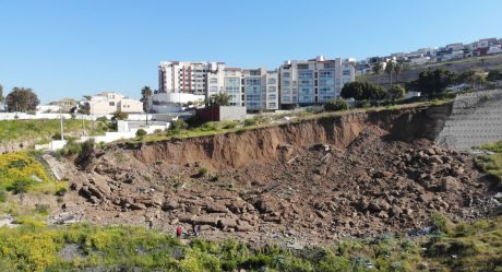 Evacúan 22 viviendas por el colapso de un muro de contención