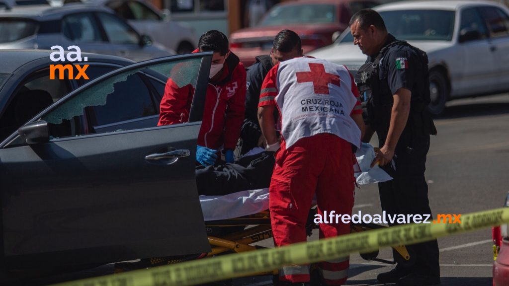 Acribillan a un hombre en estacionamiento de plaza comercial