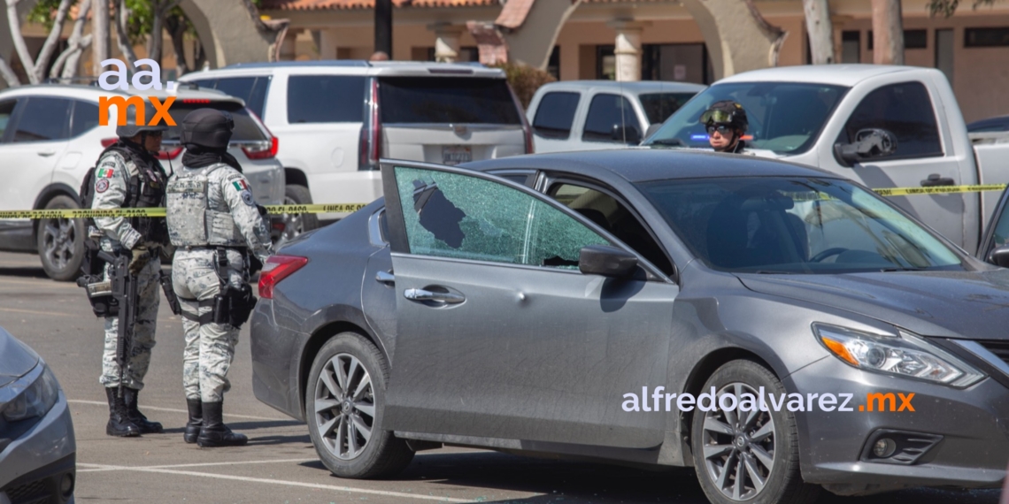 Acribillan a un hombre en estacionamiento de plaza comercial